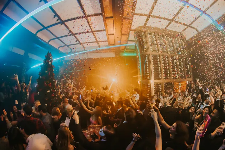 New Year's Eve 2024 · Masquerade: Confetti drop over the room