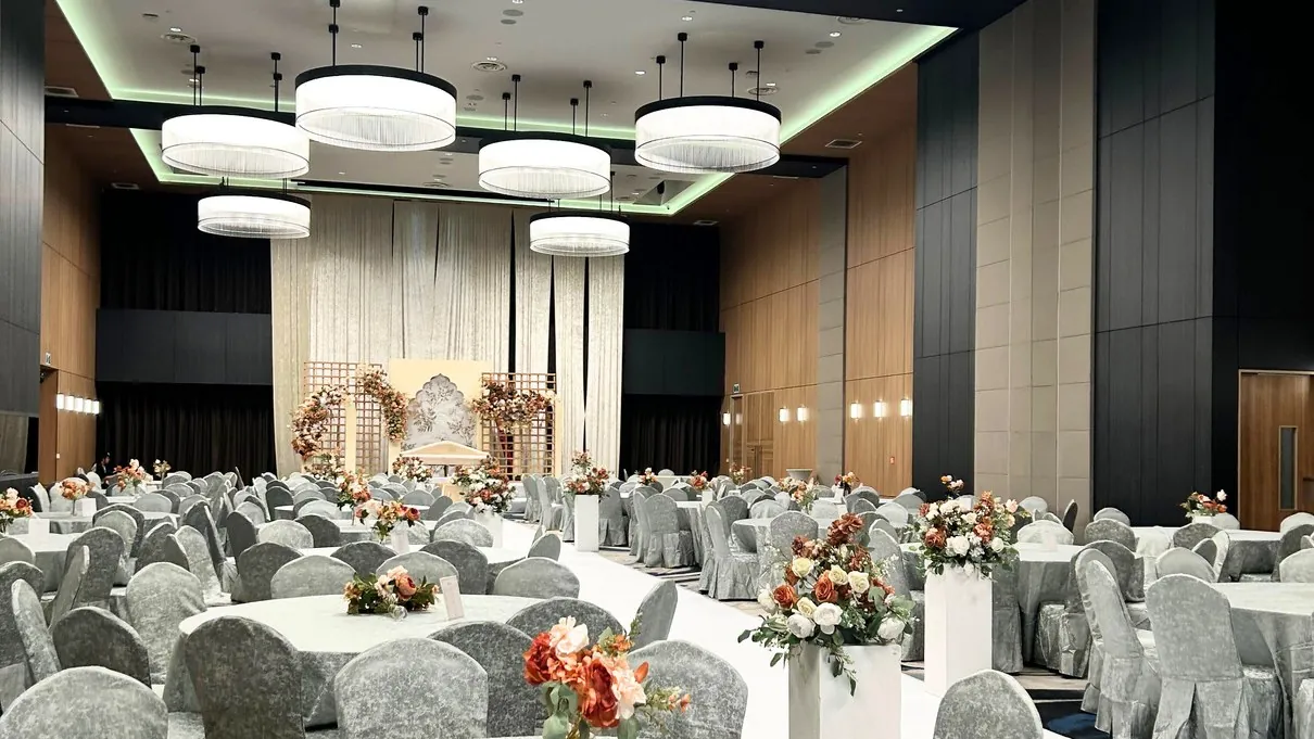 The pillarless Grand Ballroom at HomeTeamNS Bedok Reservoir set for a wedding